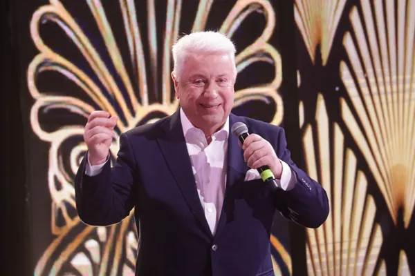 Mash: Владимир Винокур завершил карьеру ведущего, юморист не может долго стоять и с трудом ходит