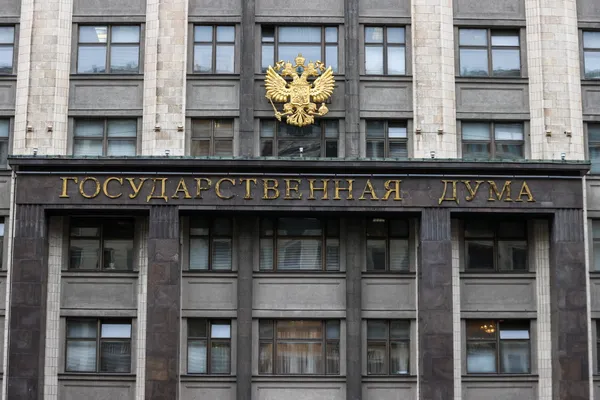 Госдума приняла закон, позволяющий подтвердить возраст при покупке алкоголя и сигарет через мессенджер Max