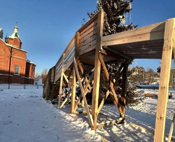 Ребёнок пострадал на горке в Свердловской области