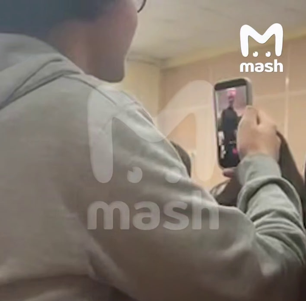 Восьмиклассника отчислят после скандального ролика с оскорблениями учителя на уроке в Москве