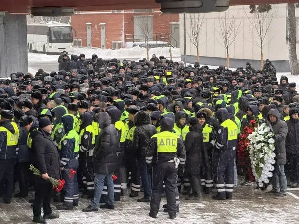 Родные и коллеги пришли на прощание с офицерами ДПС, погибшими при взрыве на юге Москвы