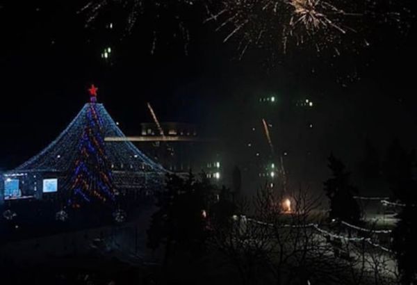 Появилось видео помпезного открытия главной ёлки в Луганске