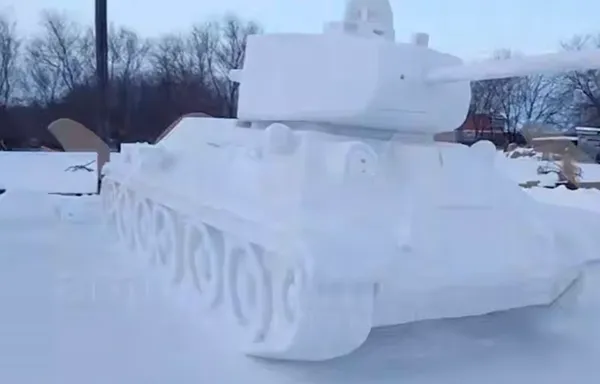 Т-34 из снега в натуральную величину построили дед с внуком в Амурской области