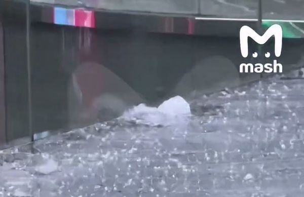 В башне "Федерация" льдина пробила стеклянную крышу и чуть не убила человека