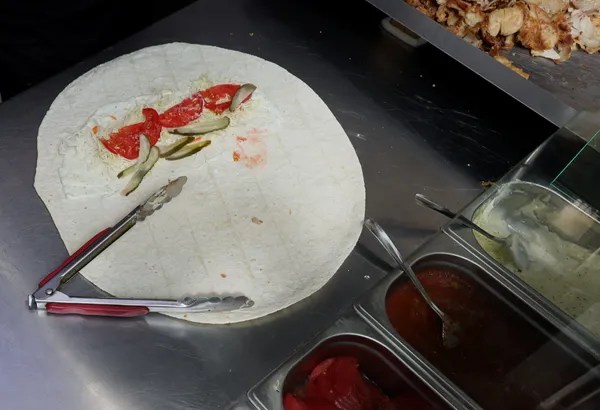 В Уфе недовольный посетитель киоска с шаурмой напал с щипцами на повара