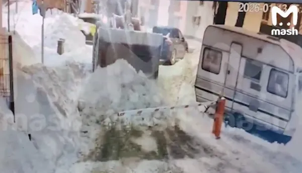 Коммунальщики в Москве завалили снегом выезд из двора и потребовали за уборку 30 тыс рублей