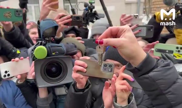 Адвокат показала ключи от квартиры Ларисы Долиной и назвала их символом победы