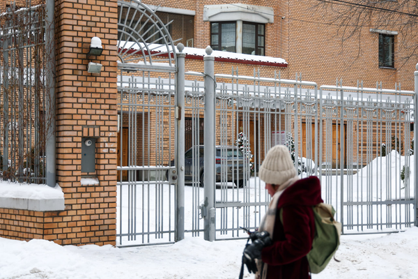 Приставы вскрыли двери квартиры Ларисы Долиной в Хамовниках