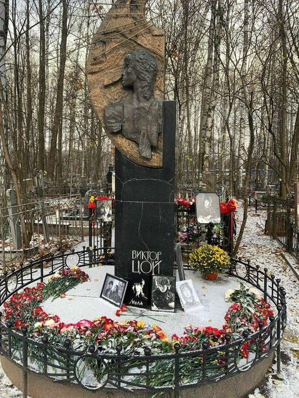Труп женщины обнаружили на могиле Виктора Цоя в Петербурге