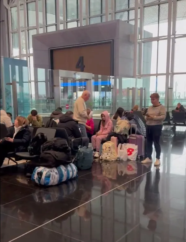 Больше 200 туристов застряли в Стамбуле и неделю не могут вернуться в Россию