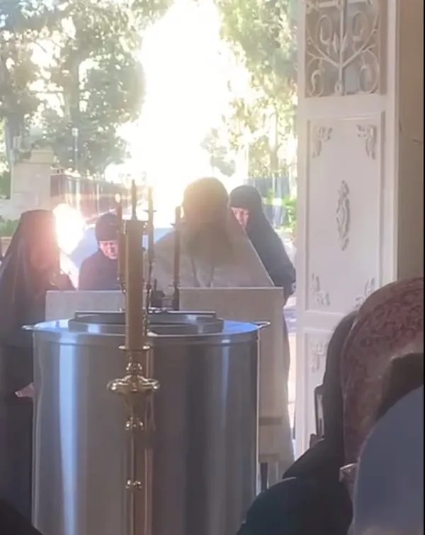 В Иерусалиме во время службы в храме засняли загадочную светящуюся фигуру