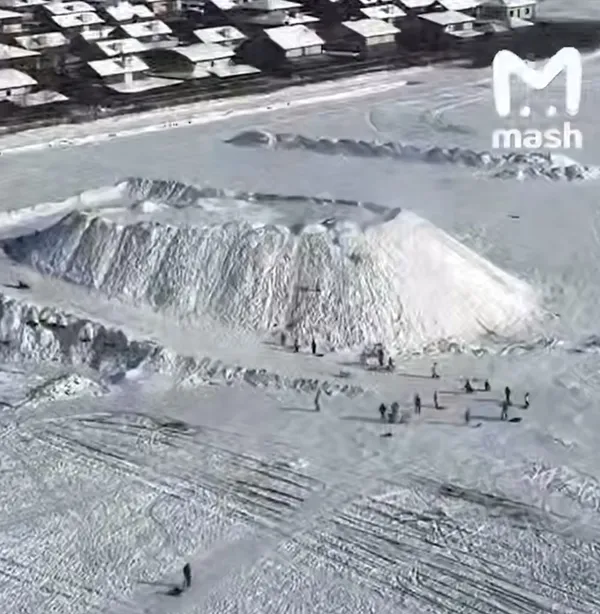 В Краснодаре возмущённые родители избили тракториста, приехавшего засыпать детскую горку