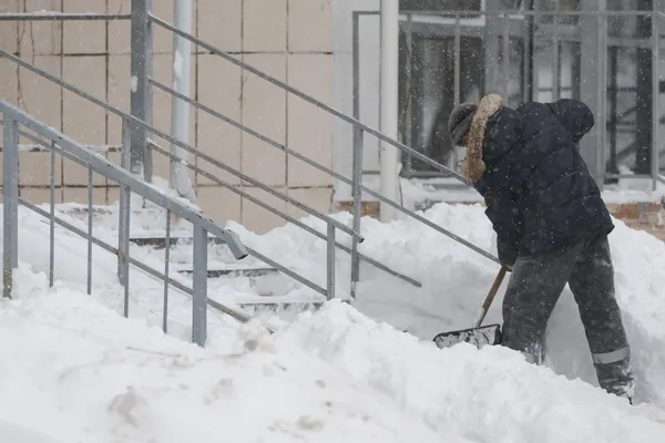 В Красноярском крае 10-летняя девочка погибла, копая тоннель в сугробе