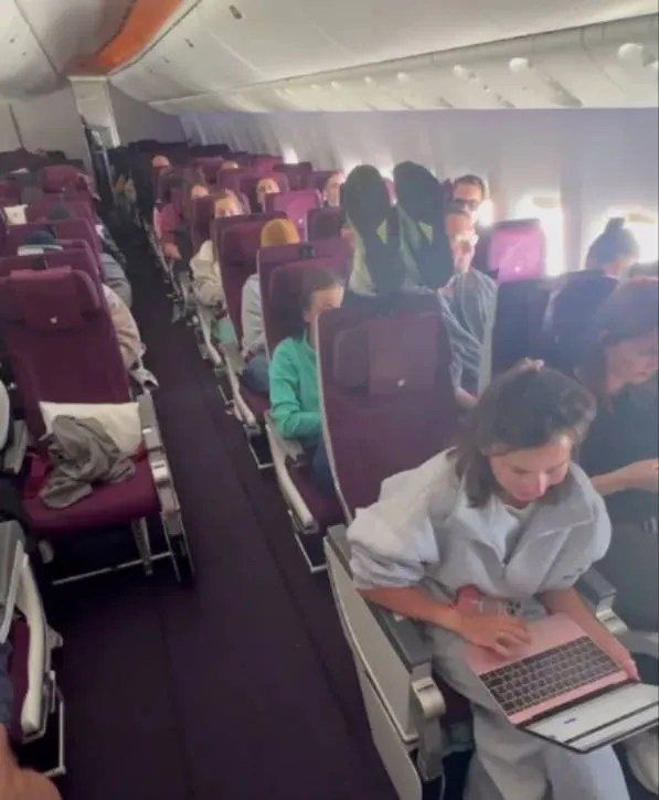 Пассажирка рейса Доха — Москва закинула ноги на кресло впереди себя