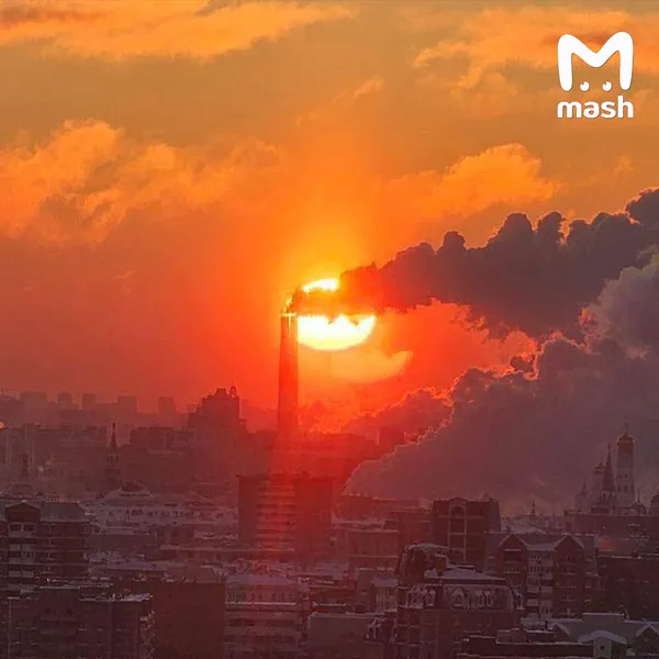 Москвичи засняли над городом розовый закат