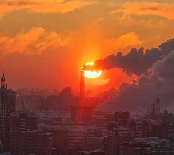 Москвичи засняли над городом розовый закат