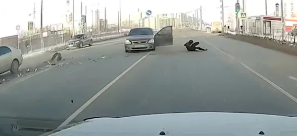 В Омске водитель после ДТП "катапультировался" через дверь: видео