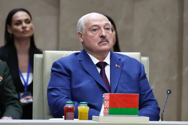 Лукашенко на совещание с министрами принесли снюс