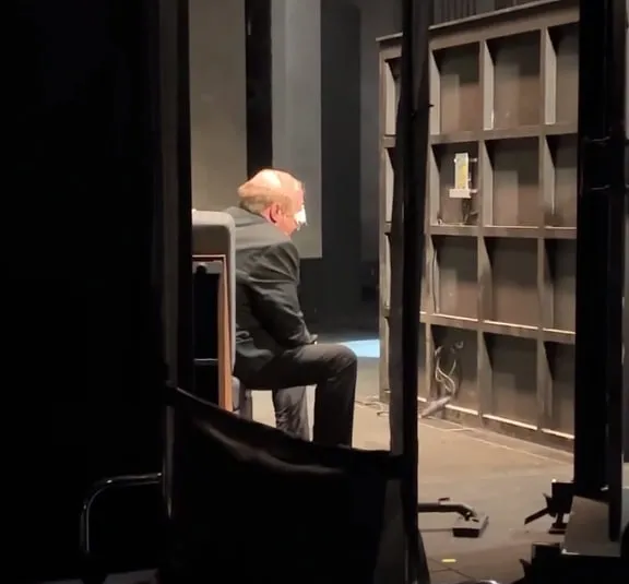 Появились эксклюзивные кадры с прогона нового спектакля с Михаилом Ефремовым