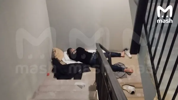 Экс-участник "Дома-2" полгода жил в подъезде, спал на коробках и бегал голым по дому