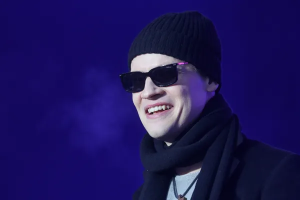 Певец Шаман полизал Байкал, видео не для слабонервных