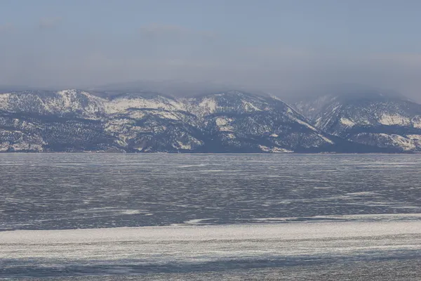 "Буханка" с китайскими туристами провалилась под лёд на Байкале