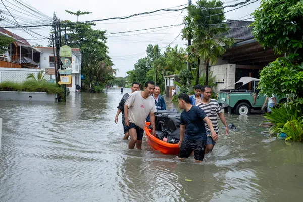 По улицам Бали плавают питоны, в пляжных районах из-за дождей объявили наивысший уровень опасности
