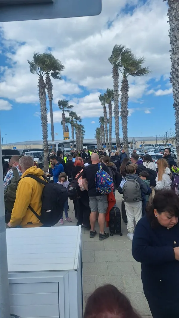 В аэропорту Пафоса на Кипре объявили срочную эвакуацию