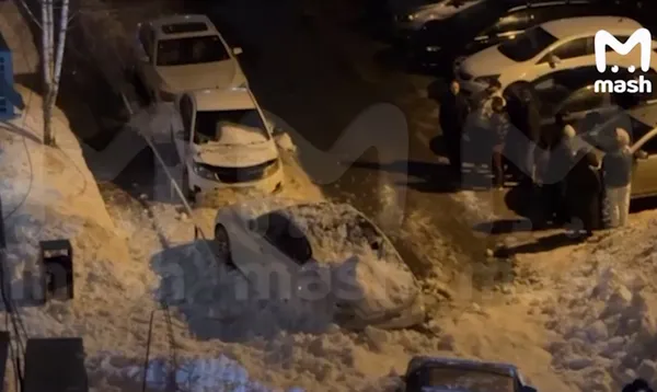 Тяжёлая масса снега рухнула на припаркованные машины в Звенигороде