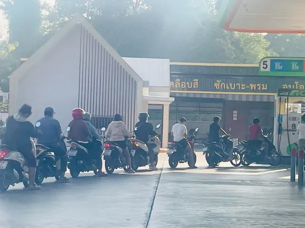 На заправках на Пхукете образовались очереди после новостей о закрытии Ормузского пролива