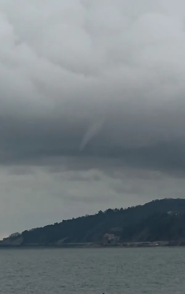 Повторное землетрясение в Сочи, в Чёрном море засняли смерч