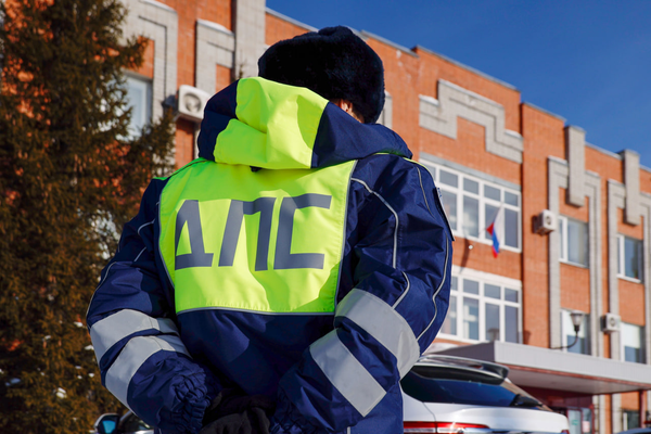 Блогера-ДПСника из Омска, прославившегося в Тиктоке, задержали за дачу взятки