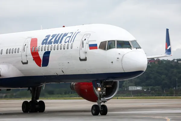 Авиакомпания Azur Air сократит штат на фоне проверок и жалоб пассажиров на задержки рейсов