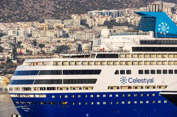 Российских туристов с лайнера Celestyal Journey у берегов Катара расселят в отели Дохи