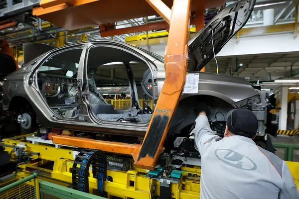 Сотрудников Автоваза хотят перевести на четырёхдневку на фоне обвала спроса на Lada