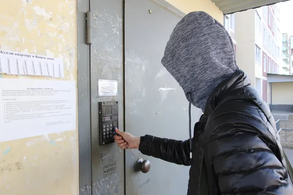 В Липецке вандалы крушат домофоны и устраивают им символические похороны