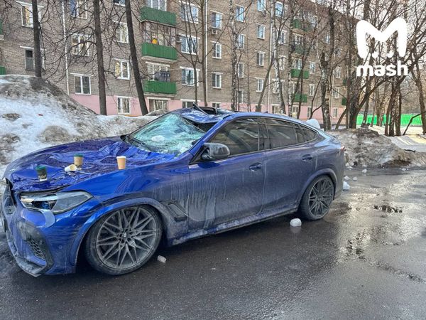 Глыба льда рухнула на BMW X6 на севере Москвы