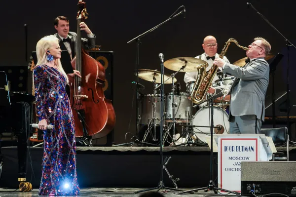 Больше полусотни человек вышли из зала во время выступления Ларисы Долиной в Петербурге