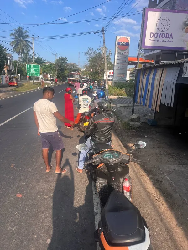 Шри-Ланка ввела распределение топлива по номерам машин, чтобы сократить очереди на заправках