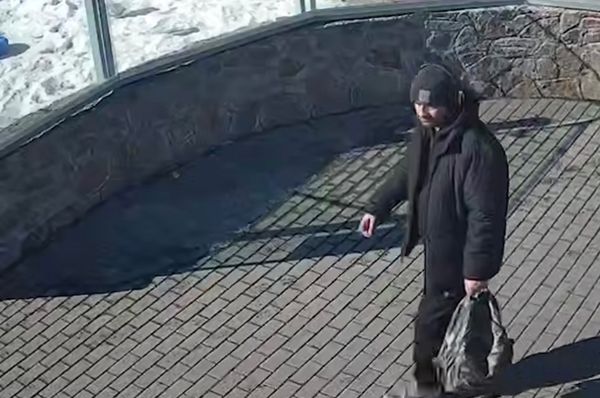 Челябинец кинул нераспакованную палку колбасы белому медведю в зоопарке