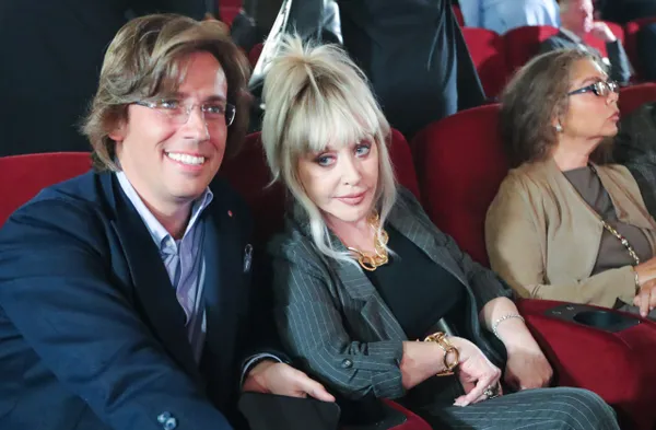 Галкин* и Пугачёва из-за страха потерять замок в деревне Грязи решили отписать часть дома детям