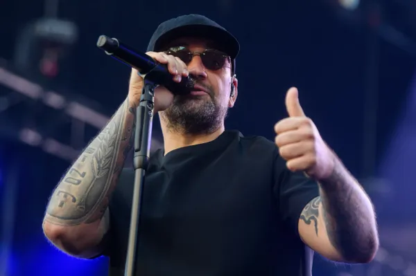 Баста помог Шпаку сделать трек про усы: видео