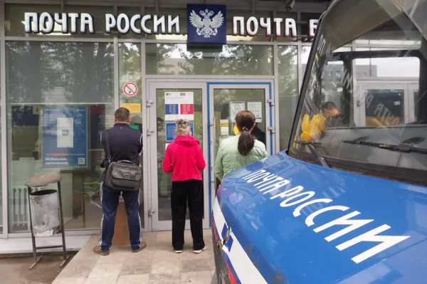 Сотрудники "Почты России" начали навязывать кредитки при получении посылок