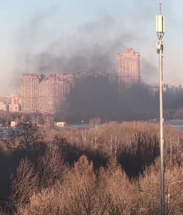 В районе Строгинского моста в Москве загорелись три яхты