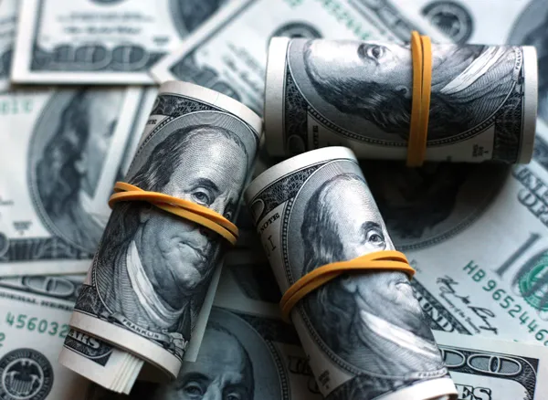 В Москве семилетняя девочка выкинула из окна 88 тысяч долларов, деньги нашли подростки