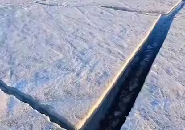 Лёд на Байкале треснул почти идеальными квадратиками