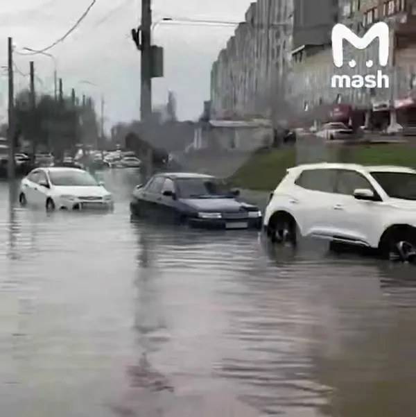 В Волгограде выпала месячная норма осадков: транспорт тонет в лужах, а люди надели дождевики и противогазы