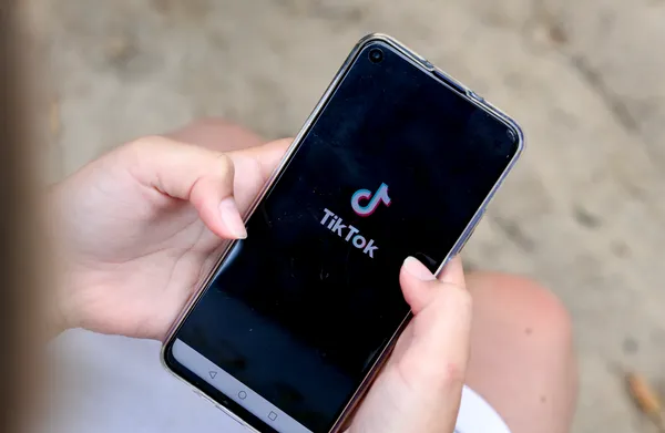 Тикток начал рассылать российским туристам в ОАЭ оповещения об ответственности за публикации с последствиями ударов