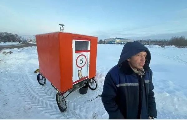 Россиянин отправился пешком в Бразилию с самодельной 300-килограммовой повозкой