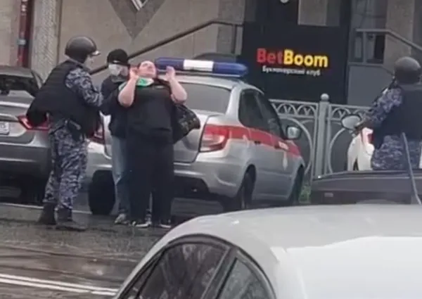 Вооружённый мужчина напал на сотрудницу букмекерской конторы во Владикавказе